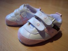 Erstlingsschuhe, neu, tadelloser Zustand 

Baby's erste Schuhe zu verkaufen:

Weiß/Rosa mit Herzen
Obermaterial: Leder
Sohle: Stoff mit Anti-Rutschnoppen
Klettverschluß für schnelles An-/Ausziehen.
Firma DIMO-TEX

Wurden nie getragen. Handelt