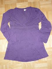 Schickes Shirt in lila 36-38, mit modisch tiefem V-Ausschnitt in Wickeloptik. praktisch auch später zum stillen. 9,90 Euro (is dunkler eher wie im detailbild)