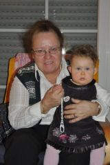 Lilli mit Oma an HeiligAbend 2009