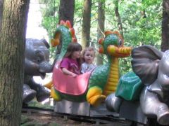 Mit dem Dino durch den Märchenwald fahren macht Spass.