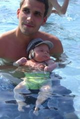 Nico mit Onkel Steffen im Schwimmbad